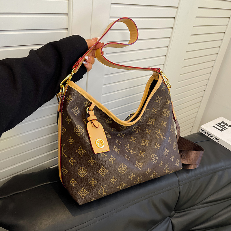 Designer's new large capacity commuter tote bag for women's new fashion shoulder under the arm bag atmospheric crossbody bag