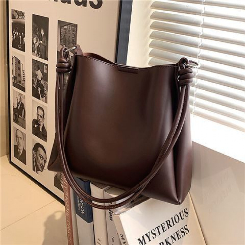 Trendy Women s Shoulder design Bag Large Capacity New Autumn Winter Retro Fashion Women s Shoulder Bag Texture Bucket Bag Autumn New Designer Bag
