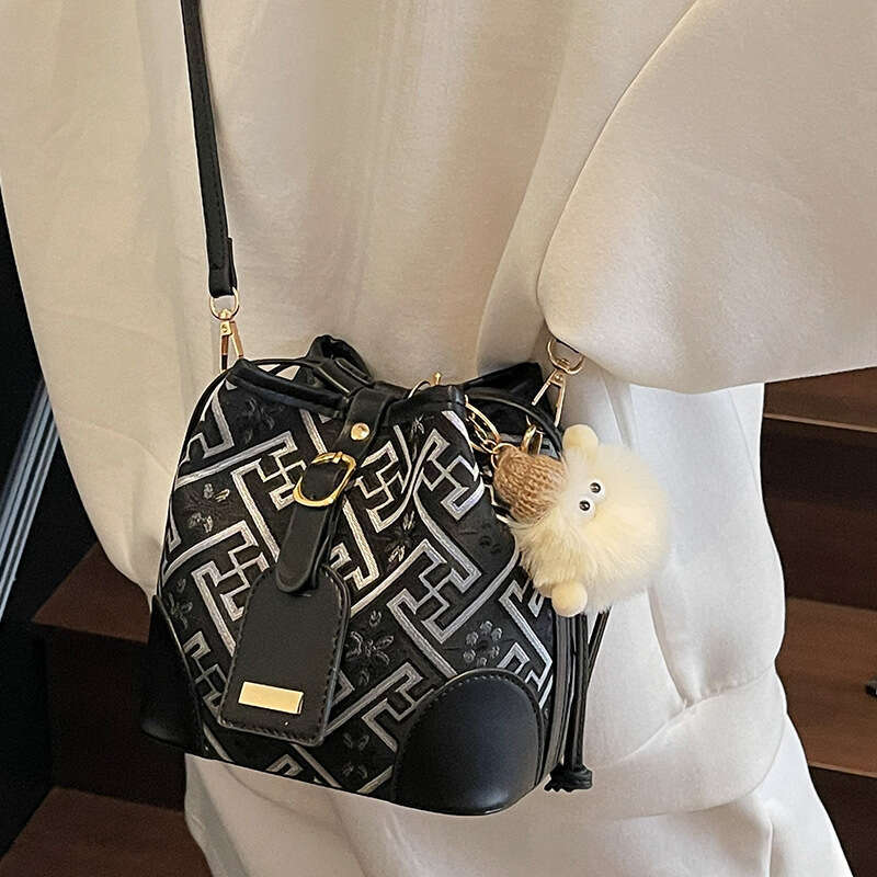 Designer Bag Luxury Shoulder Bag Bag DH Essentials Summer Urban Minimalist Style PU Spliced Bucket Bags Women