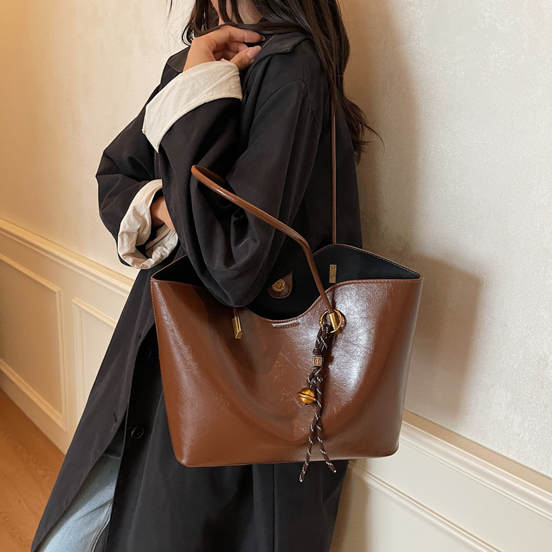 New vintage large capacity handbag for women s shoulder bag autumn new designer bag shiny pleated women s armpit tote bag versatile commuting bag