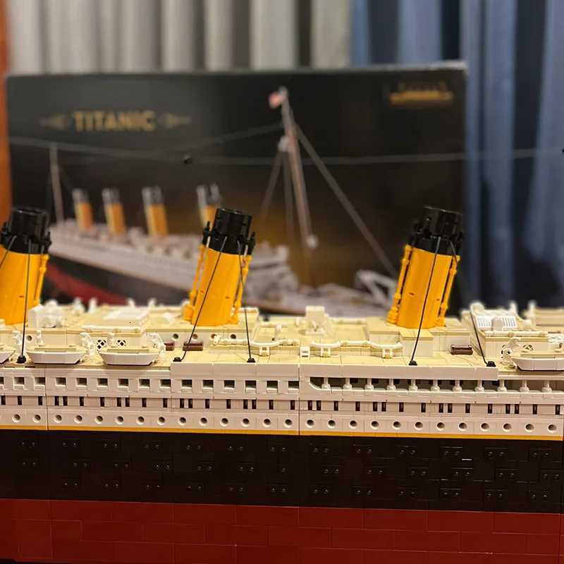 New 9090Pcs Movie Titanic Large Cruise Boat Ship Model Building Blocks Bricks Diy Toys Children Boys Gift Compatible with 10294 Z250915