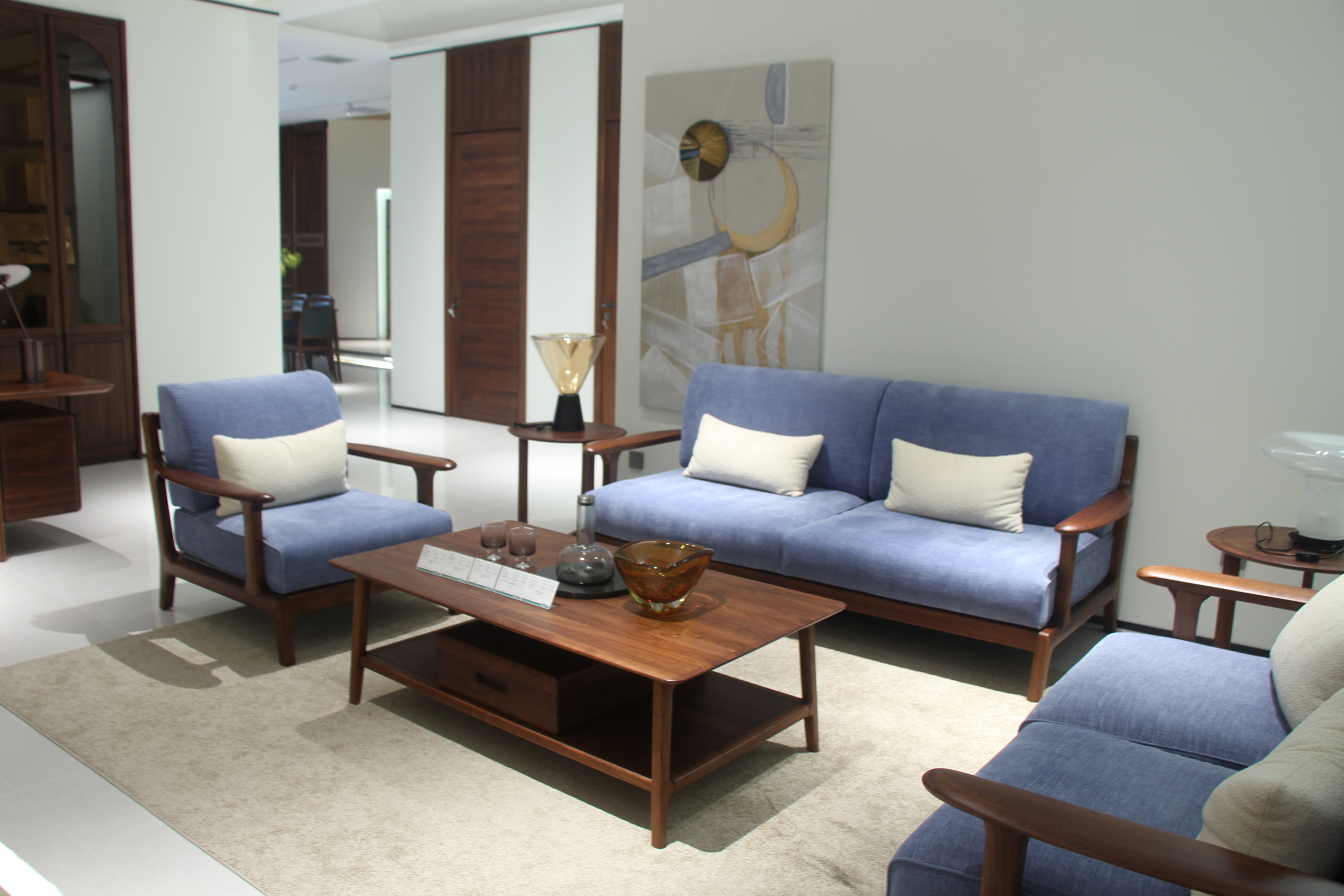 Zhong zhixin High-end designThe minimalist sofa is crafted with a solid wood frame and comfortable fabric