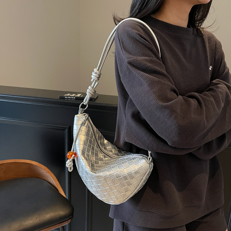 Luxury Brand Designer Bag New Niche Water Bottle Crescent Handheld Underarm Bag Solid Color Woven Single Shoulder Dumpling Bag Fashion Versatile Cross