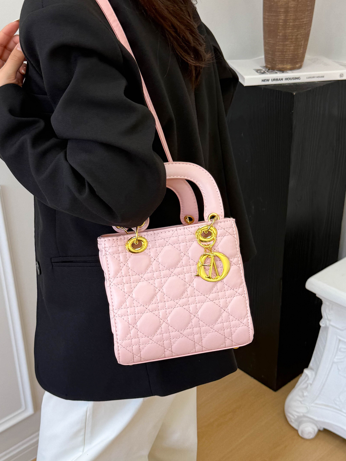 New Light Luxury Fashion Designer Bag Women's High-end Crossbody Bag Handbag Fashionable Leisure Commuting Essential