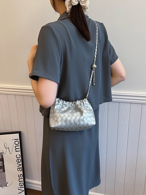 Luxury Brand Designer Bag 2024 Summer New Fashion Versatile Chain Crossbody Bag Niche Simple Shoulder Embossed Woven Bucket Bag