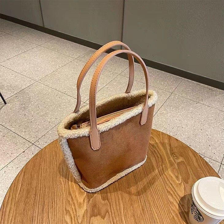 design New Plush Large Capacity Women s Handbag Suede Matte Handbag Lamb Wool Women s Shoulder Bag Bucket Bag Autumn New Designer Bag