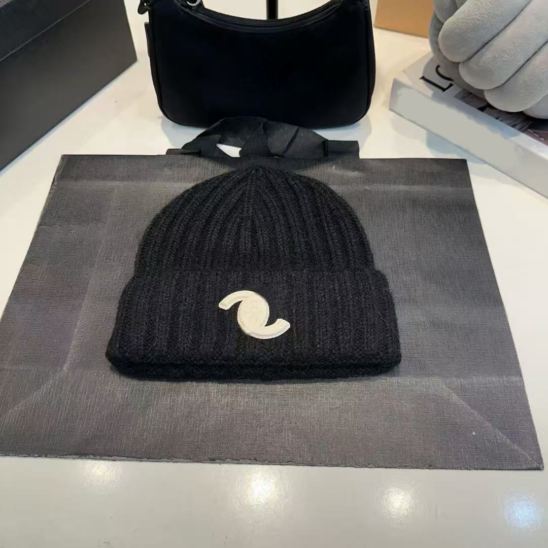 Designer beanie for women hat With Thick vertical stripes winter knitted hats warm casual classic simple Fashion styles wool winter hatse essential for winter