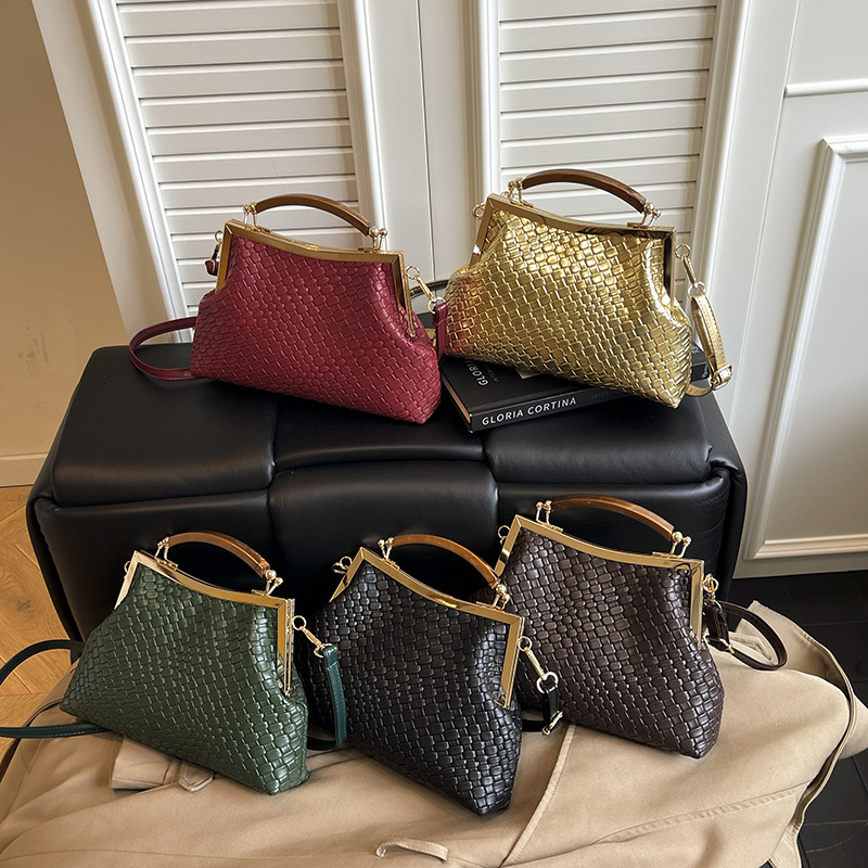 Luxury Brand Designer Bag 2025 Autumn New Fashion Women's Bag With Embossed Handle, Clip Buckle, Shell Bag, Fashionable And Elegant Single Should