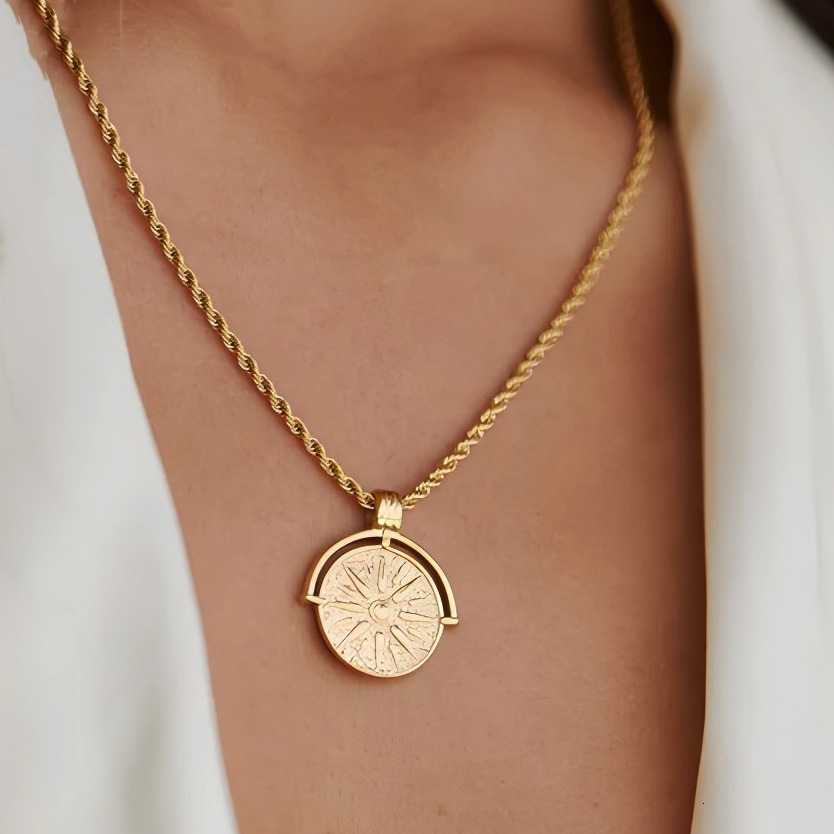 Silvology 925 Sterling Silver Queen Coin Pendant Necklace Gold Color Round Elegant Letter Necklace for Women Festival Jewelry 210315