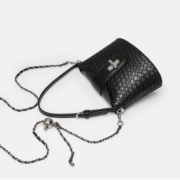 Luxury Brand Designer Bag Foreign Trade Source Factory High-End Fashion Woven Style Light Luxury Niche Handbag Shoulder Bag Elegant Bucket Bag