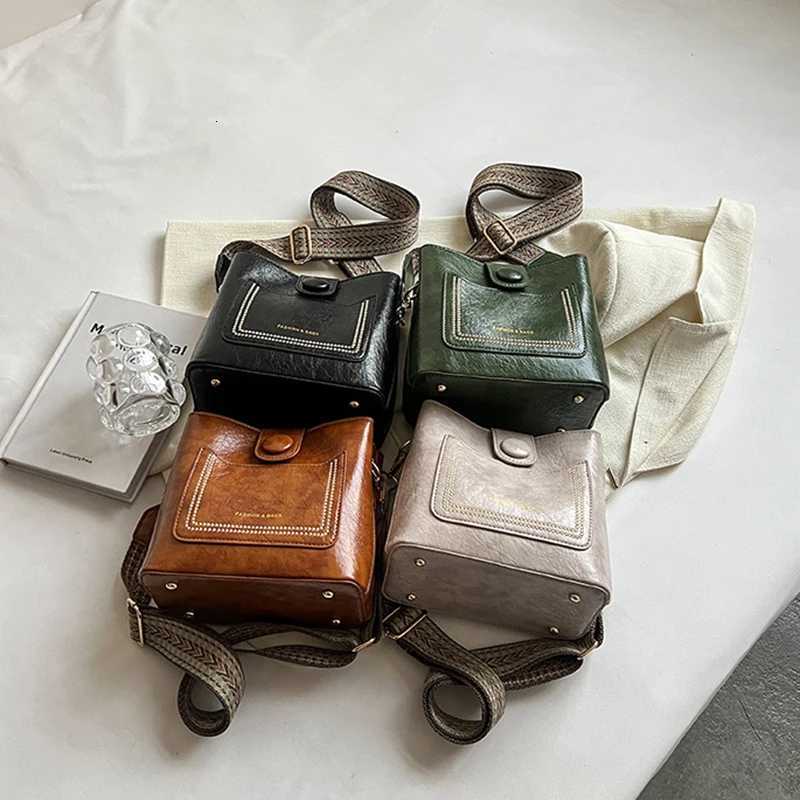 Design Bucket Bag Fashionable Wide Shoulder Strap Shoulder Crossbody Bag Lightweight Luxury Womens Bag Z250915