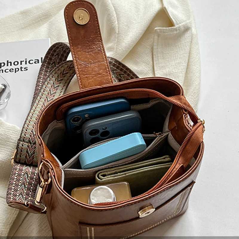 Design Bucket Bag Fashionable Wide Shoulder Strap Shoulder Crossbody Bag Lightweight Luxury Womens Bag Z250915