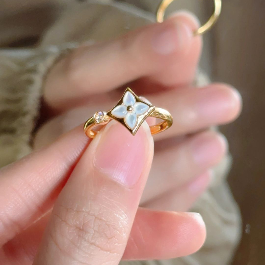 Vintage gold Four-Pointed Star Open for Women Fashionable Light Luxury Versatile High-End Niche Pointed Diamond Index Finger Ring