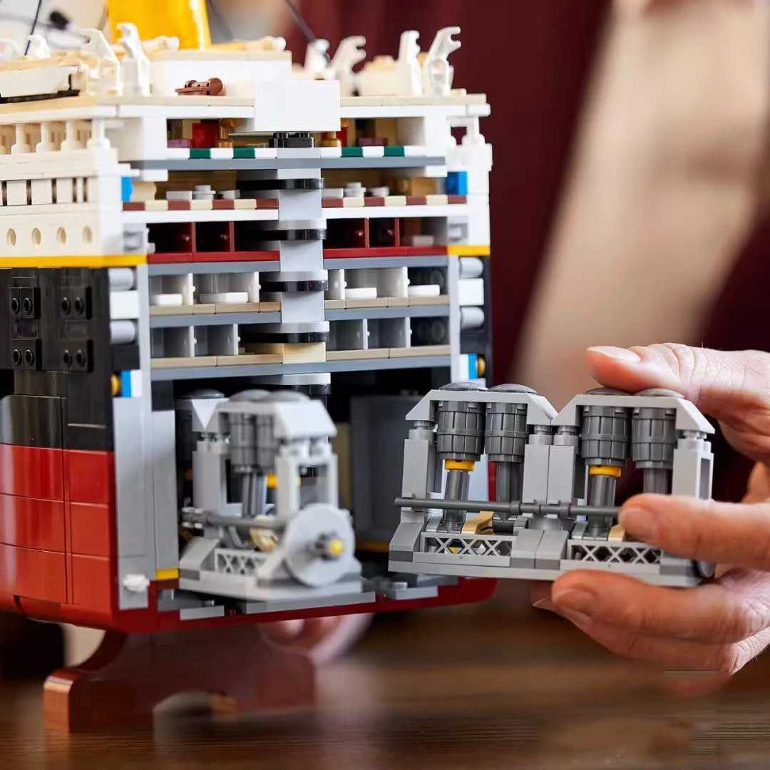 GSF 9090PCS Titanic Giant Cruise Ship Model Ship Building Blocks Adult Difficult Set Assembling Toys Boys and Girls Birthday Z250915