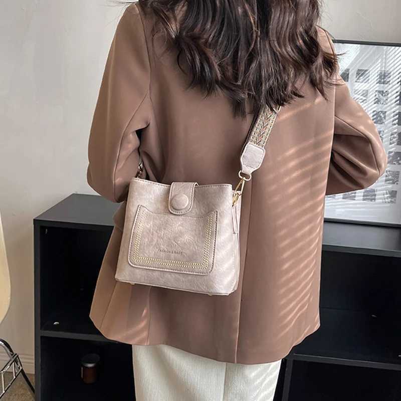 Design Bucket Bag Fashionable Wide Shoulder Strap Shoulder Crossbody Bag Lightweight Luxury Womens Bag Z250915