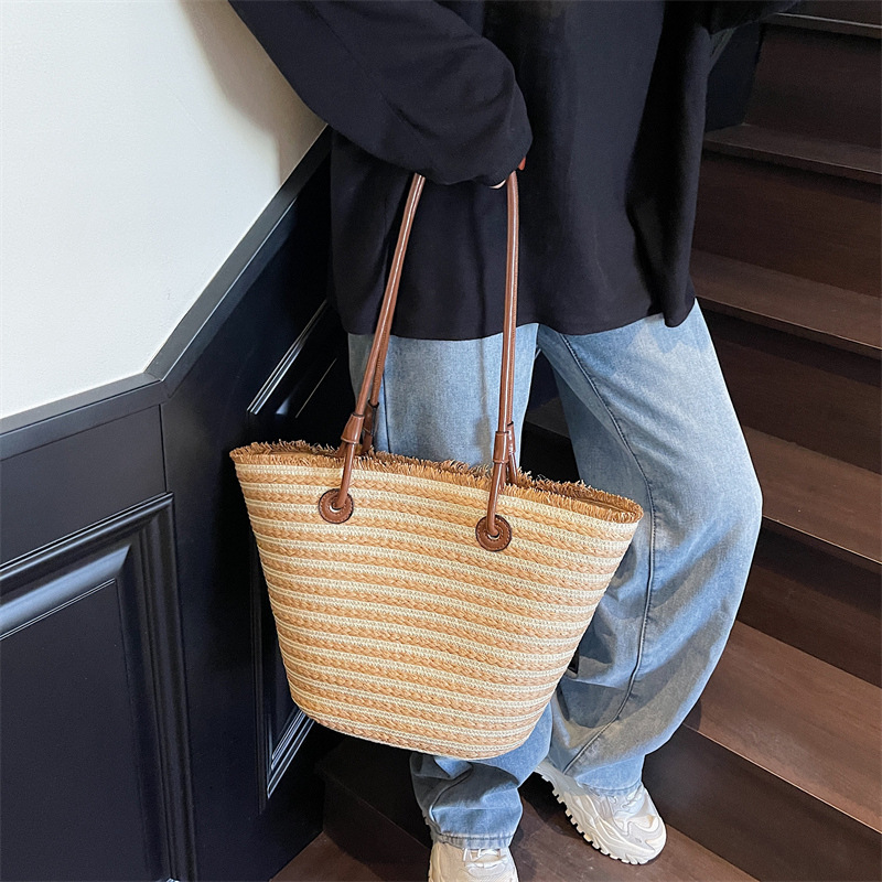 French Elegant Style Niche design Woven Bag Women s Shoulder Bag Large Capacity Striped Handbag Beach Vacation Bag Autumn New Designer Bag