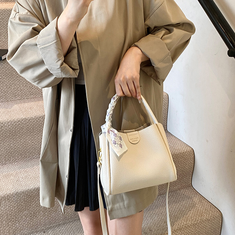 Luxury Brand Designer Bag Commuting Handbag For Women 2024 New Autumn Winter Niche Bucket Bag Versatile Shoulder Crossbody Bag Underarm Women's B