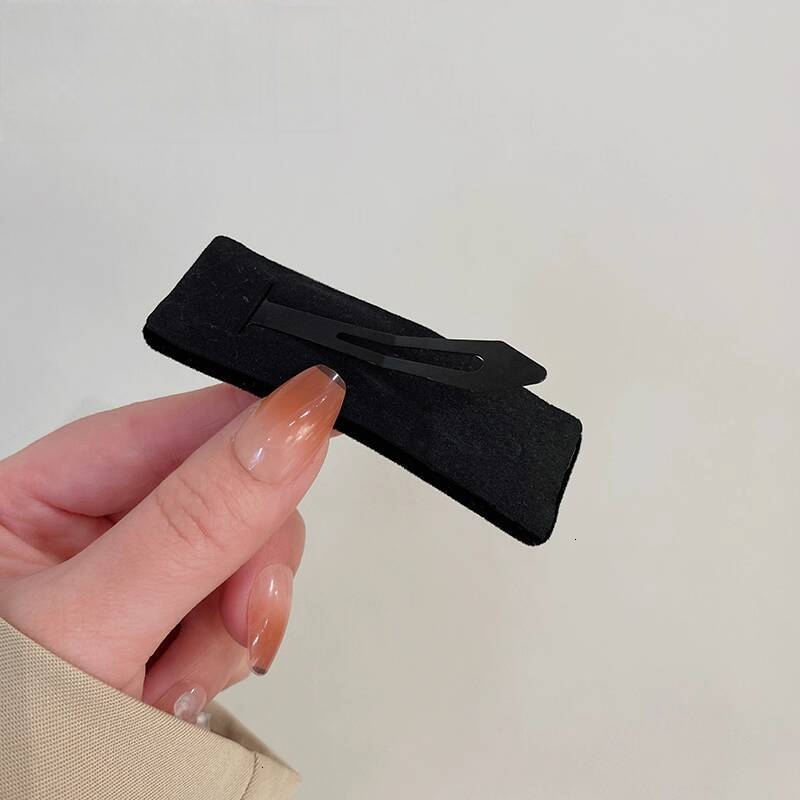 Minimalist Metal Letter for Women, Velvet Side Clip, Elegant Internet Celebrity High-end Bangs BB Clip Hair Accessory ddmythur