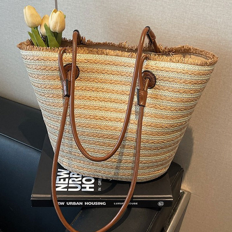 French Elegant Style Niche design Woven Bag Women s Shoulder Bag Large Capacity Striped Handbag Beach Vacation Bag Autumn New Designer Bag
