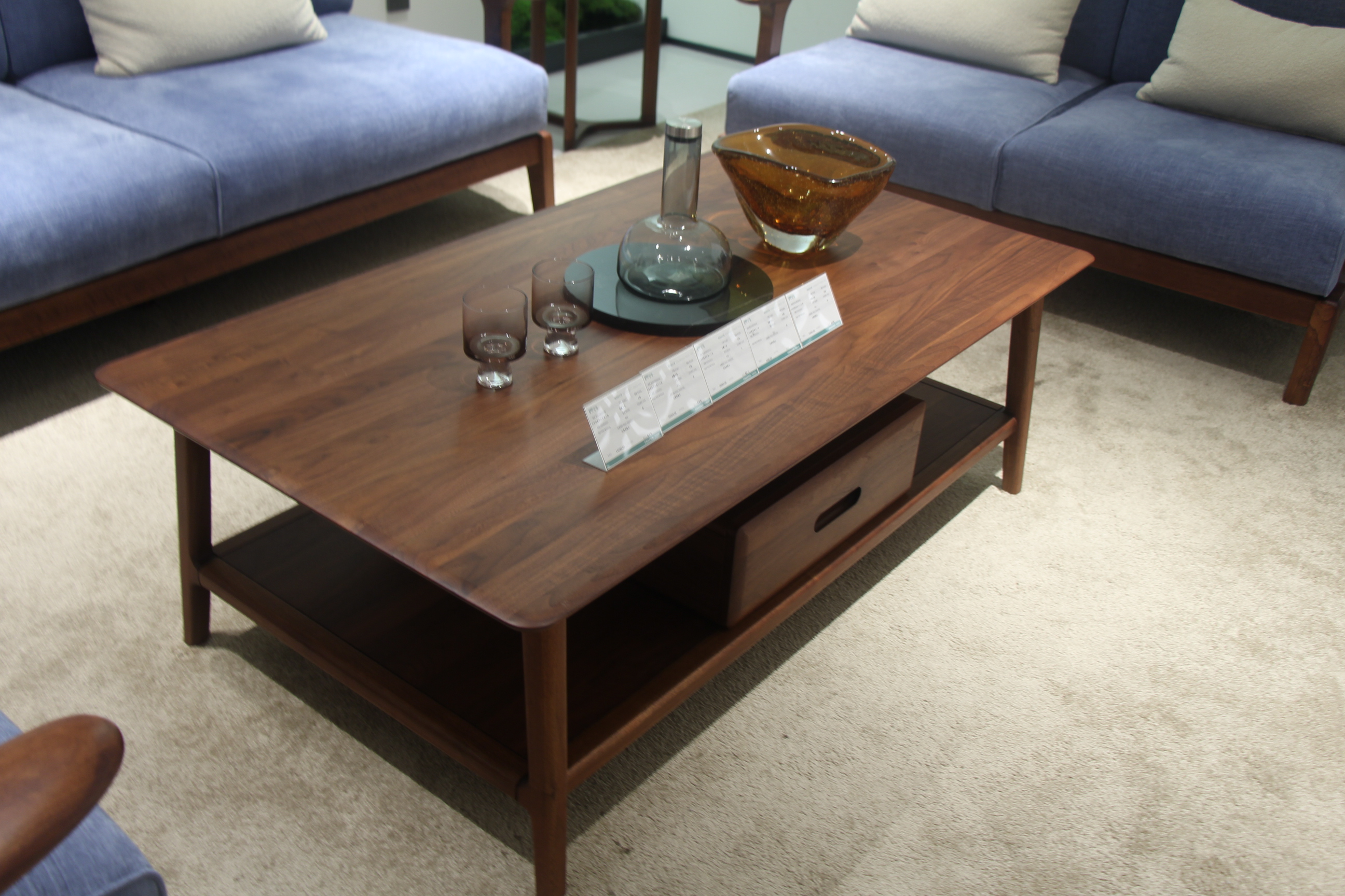 Zhong zhixin High-end designThe minimalist sofa is crafted with a solid wood frame and comfortable fabric