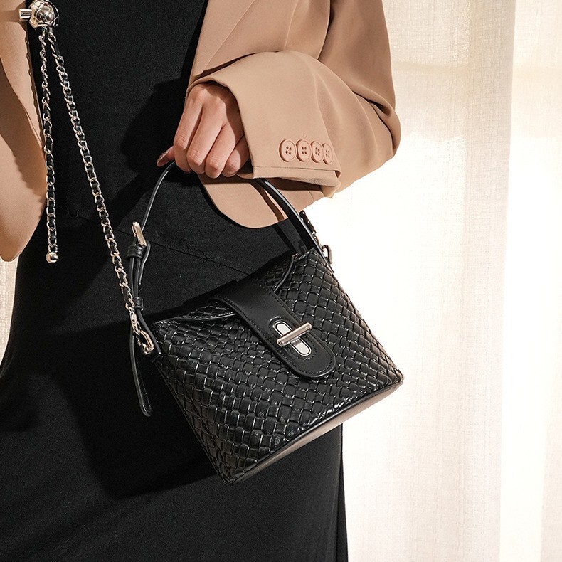 Luxury Brand Designer Bag Foreign Trade Source Factory High-End Fashion Woven Style Light Luxury Niche Handbag Shoulder Bag Elegant Bucket Bag