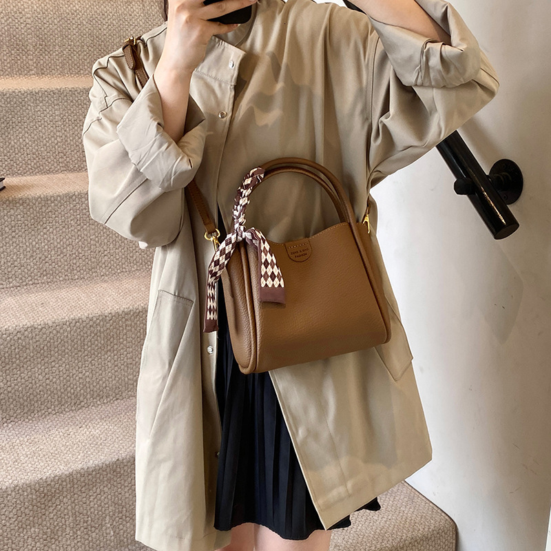 Luxury Brand Designer Bag Commuting Handbag For Women 2024 New Autumn Winter Niche Bucket Bag Versatile Shoulder Crossbody Bag Underarm Women's B