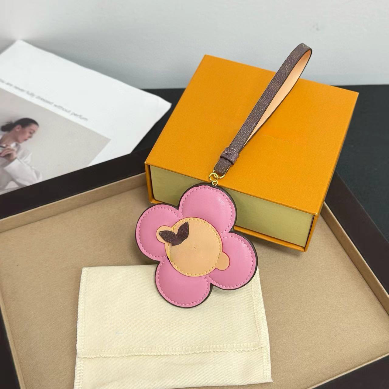 Keychains Lanyards Strap Bag Charm designer keychain women Letters keychain wallet Car Key Chain Buckle jewelry pink Keyring Keychains Lanyards