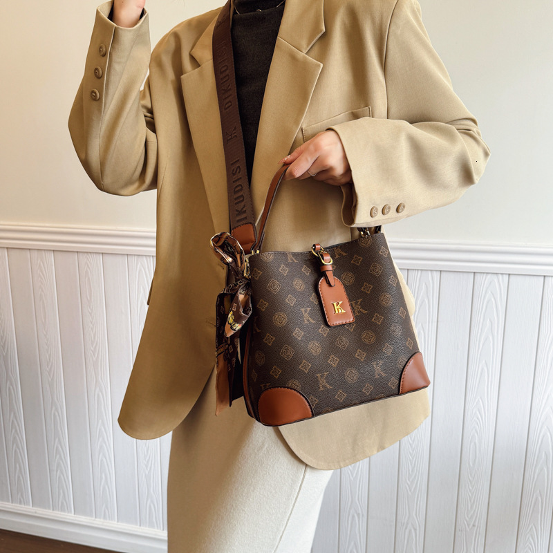 Bucket Bag Luxury Bag Free Shipping Women Spring New High End Vintage Monogram Shoulder Bag Designer Bag Large Capacity Color Blocking Commuter Handba