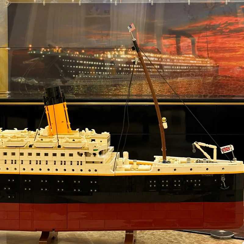 New 9090Pcs Movie Titanic Large Cruise Boat Ship Model Building Blocks Bricks Diy Toys Children Boys Gift Compatible with 10294 Z250915