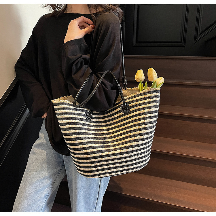 French Elegant Style Niche design Woven Bag Women s Shoulder Bag Large Capacity Striped Handbag Beach Vacation Bag Autumn New Designer Bag