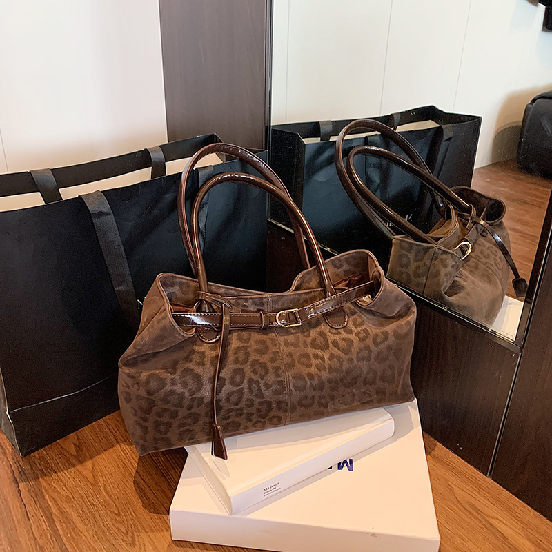 Luxury Brand Designer Bag New Women's Bag Casual Commuting High-Value Retro Large Capacity Tote Bag Women 2025 New Single Shoulder Underarm Bag