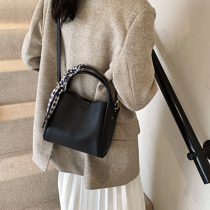 Luxury Brand Designer Bag Commuting Handbag For Women 2024 New Autumn Winter Niche Bucket Bag Versatile Shoulder Crossbody Bag Underarm Women's B