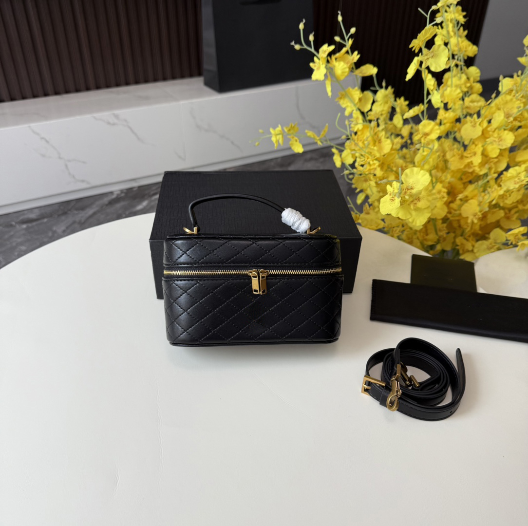 Outdoor crossbody bag women's shoulder bag diamond pattern stitching metal logo design handbag mini makeup bag