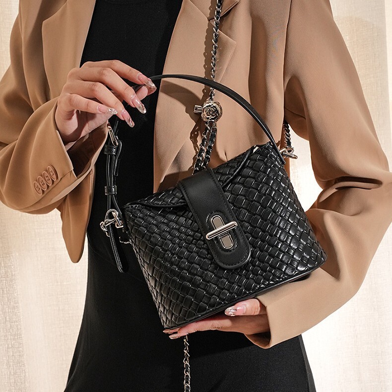 Luxury Brand Designer Bag Foreign Trade Source Factory High-End Fashion Woven Style Light Luxury Niche Handbag Shoulder Bag Elegant Bucket Bag