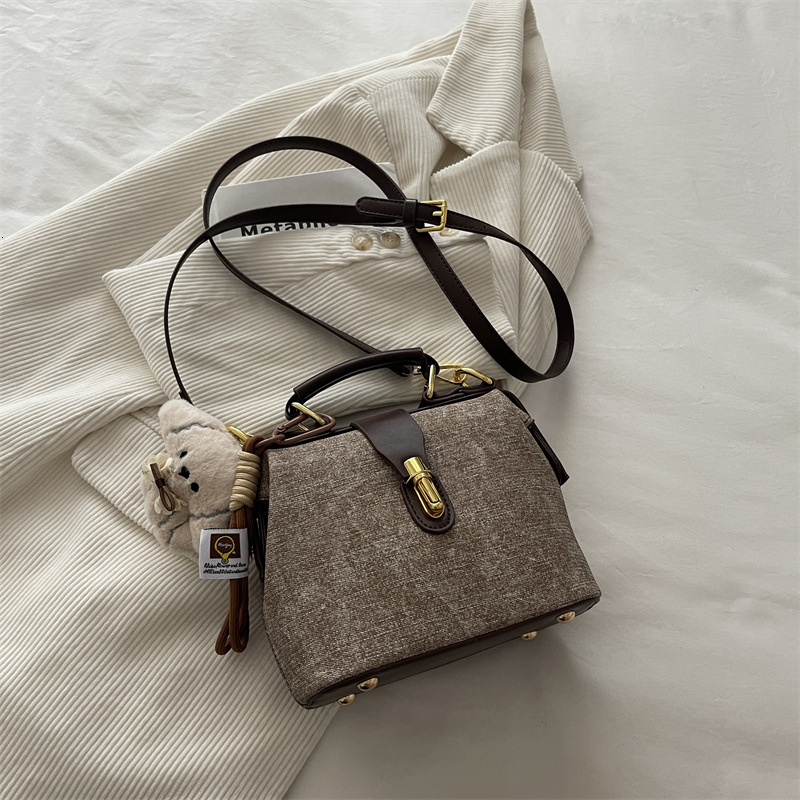 Handmade Retro Style Women s Shoulder Bag design For Commuting Large Capacity Textured Cowhide Women s Crossbody Bag Autumn New Designer Bag