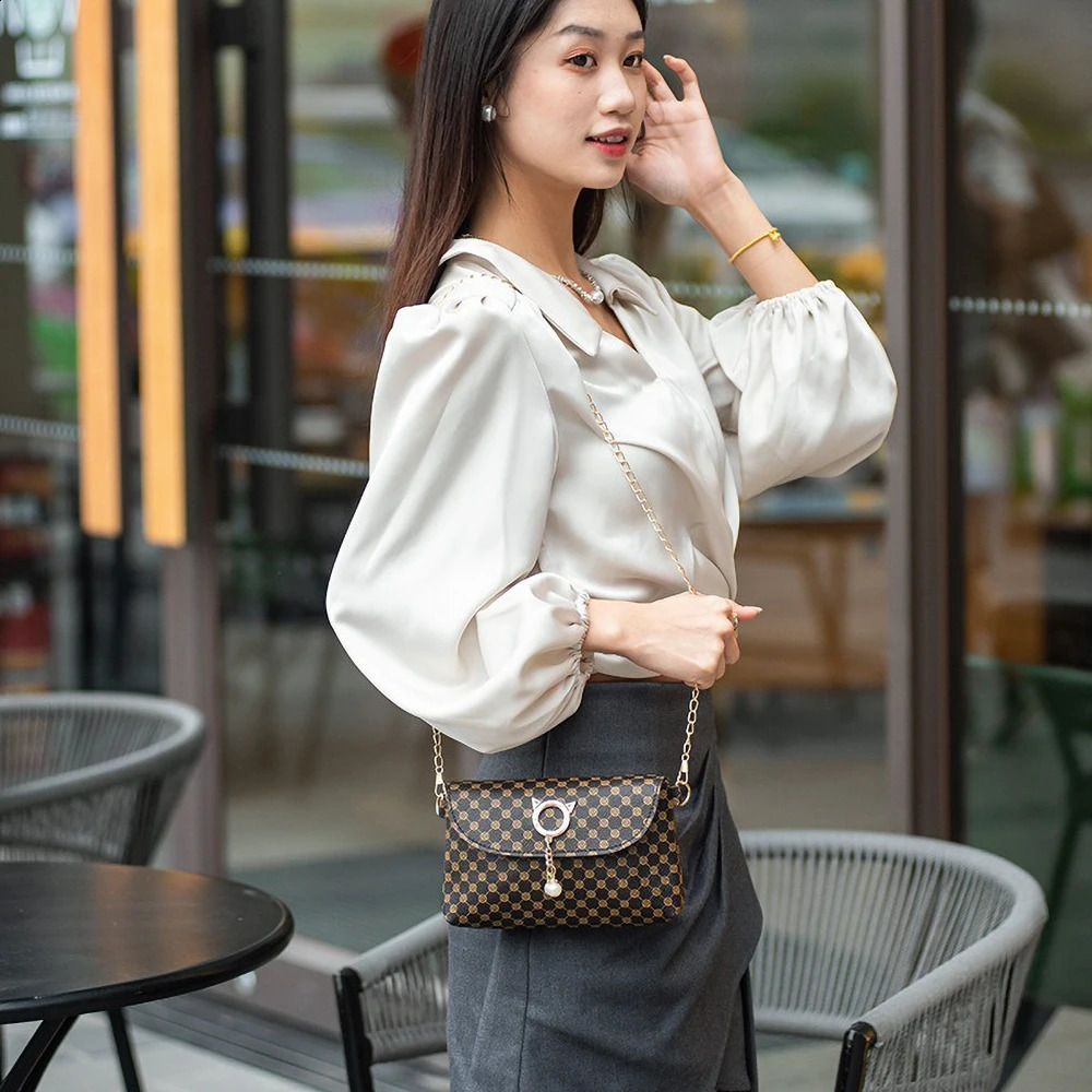 Diamond Print Cat Crossbody Bag Womens Square Shoulder Purse with Pearl Pendant Trendy Small Handbag 250916