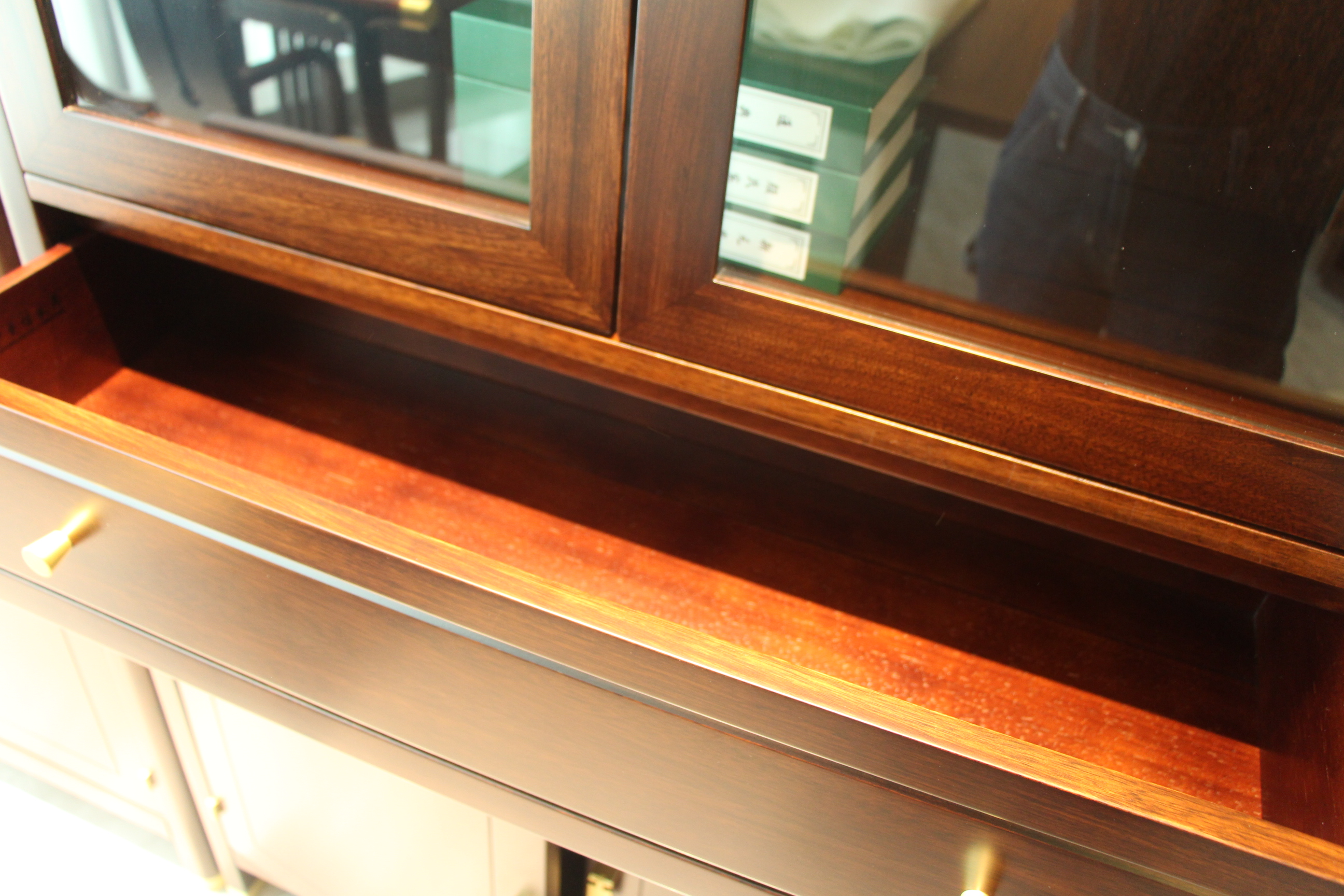Zhong zhixin The high-end design of the Chinese-style desk is crafted with solid wood and meticulous craftsmanship.