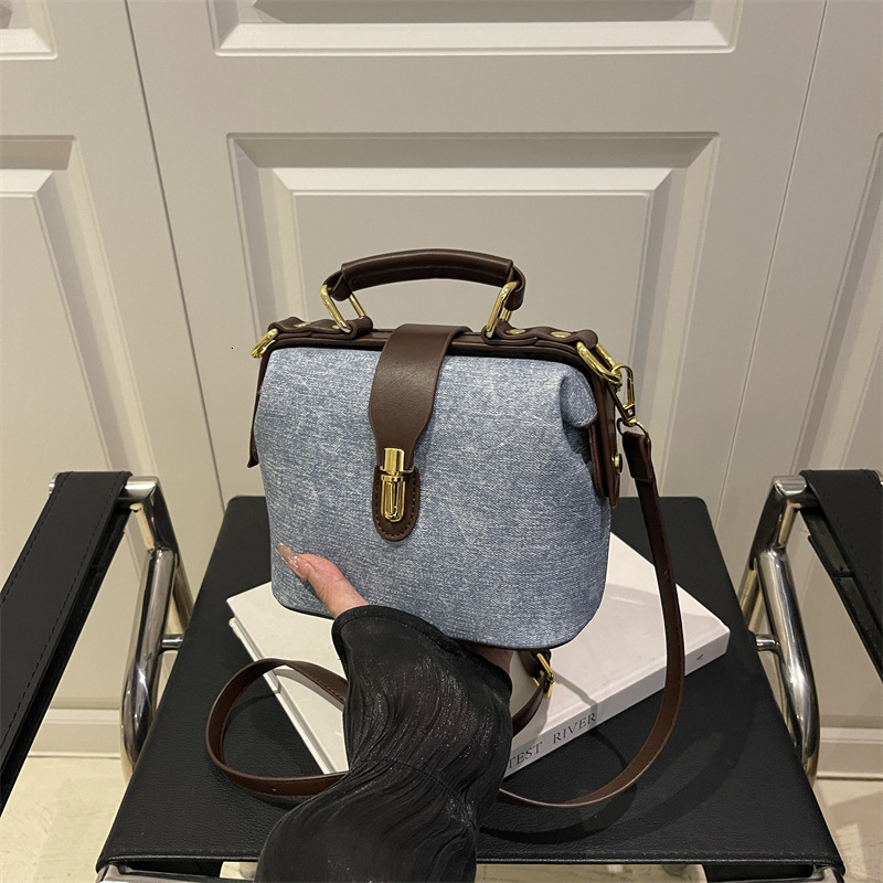 Handmade Retro Style Women s Shoulder Bag design For Commuting Large Capacity Textured Cowhide Women s Crossbody Bag Autumn New Designer Bag