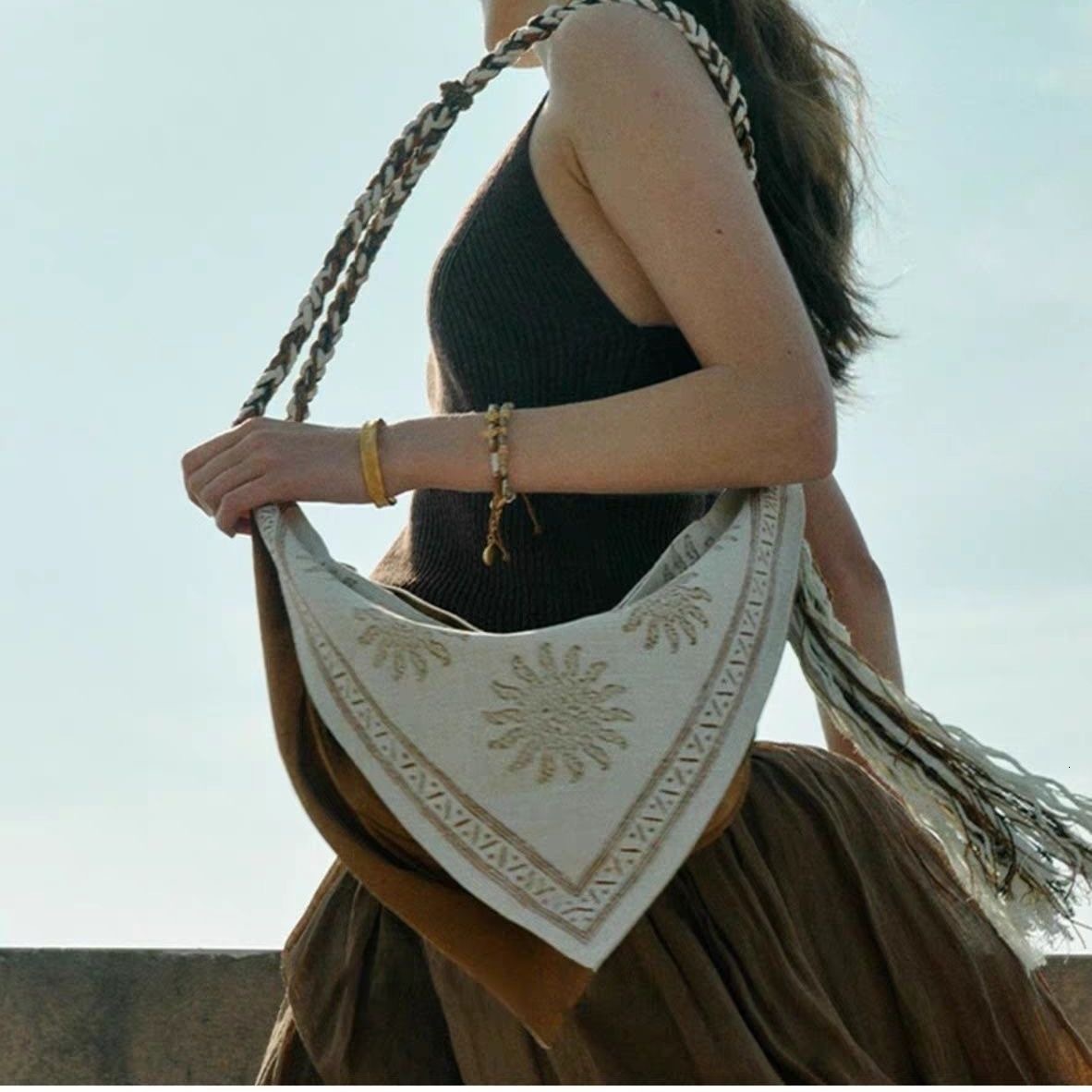 French retro style scarf niche women s shoulder bag commuting design bag beach vacation bag women s crossbody bag autumn new designer bag