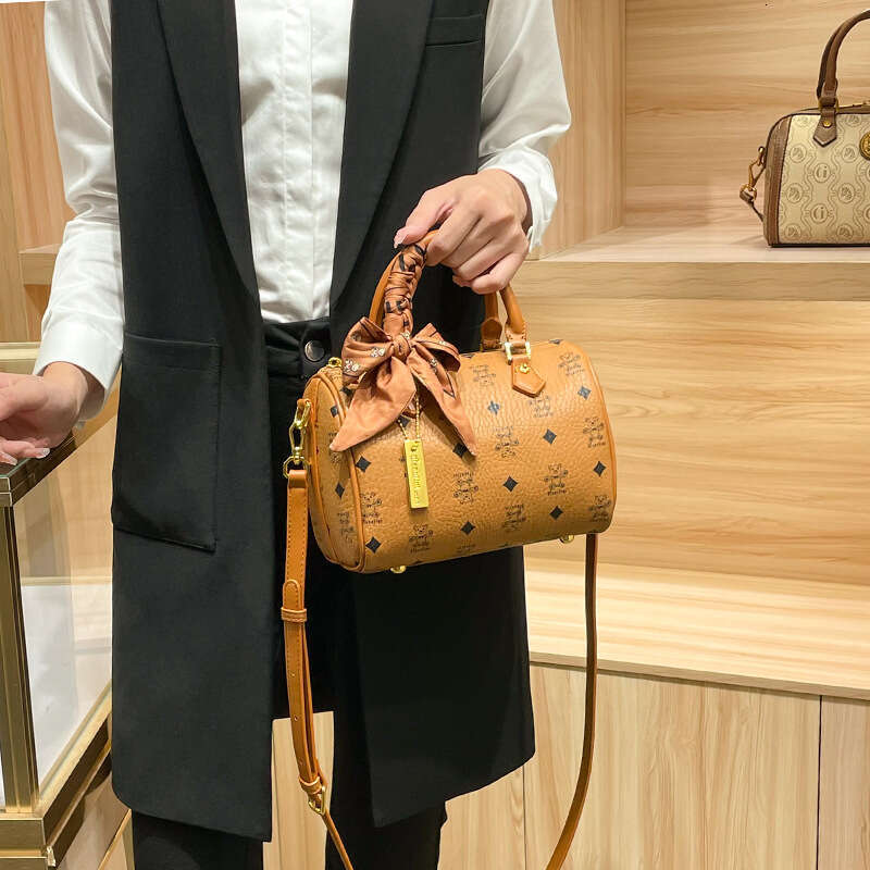 Pillow for Women 2025 Autumn Winter New Bear Pattern Print Fashion Versatile High-end Handheld Crossbody Small Bag