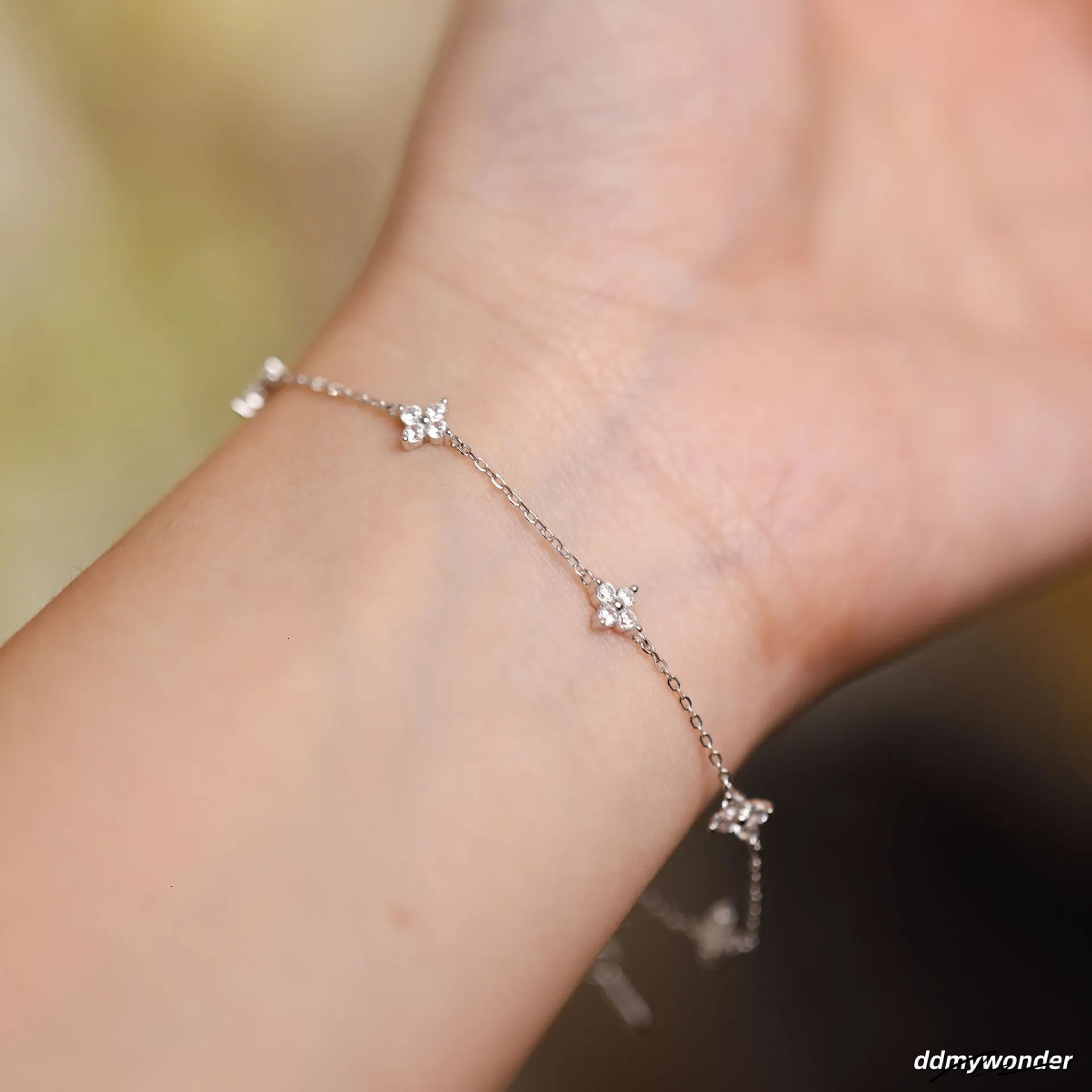 Designer Madam Flowing Light ~ S Plated Gold Four-Leaf Clover Star Bracelet Simple Zircon Pure Sier Women's Commuting ddmywonder