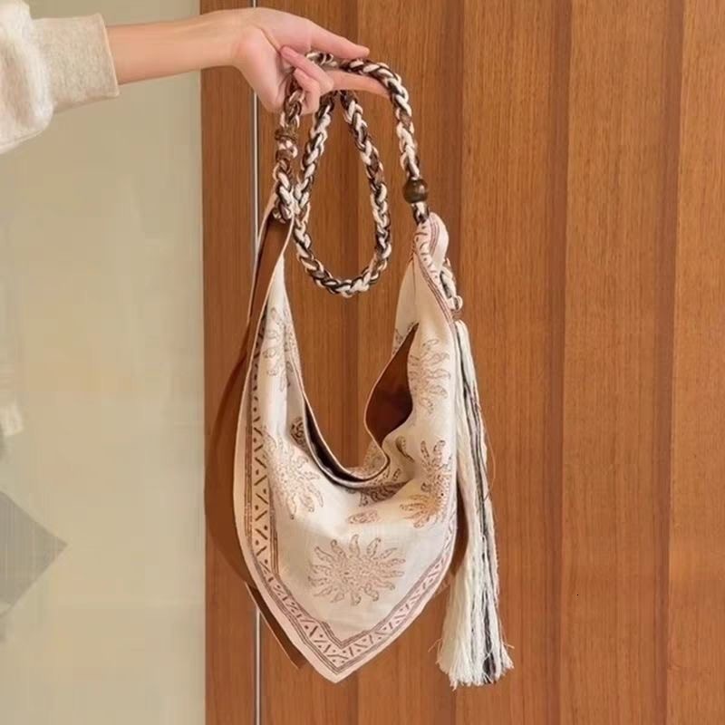 French retro style scarf niche women s shoulder bag commuting design bag beach vacation bag women s crossbody bag autumn new designer bag