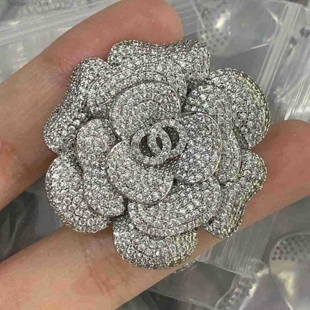 er Brooch Pin with Letter Heart for Womens Clothing Wedding Party and Gift Accessories Z250911