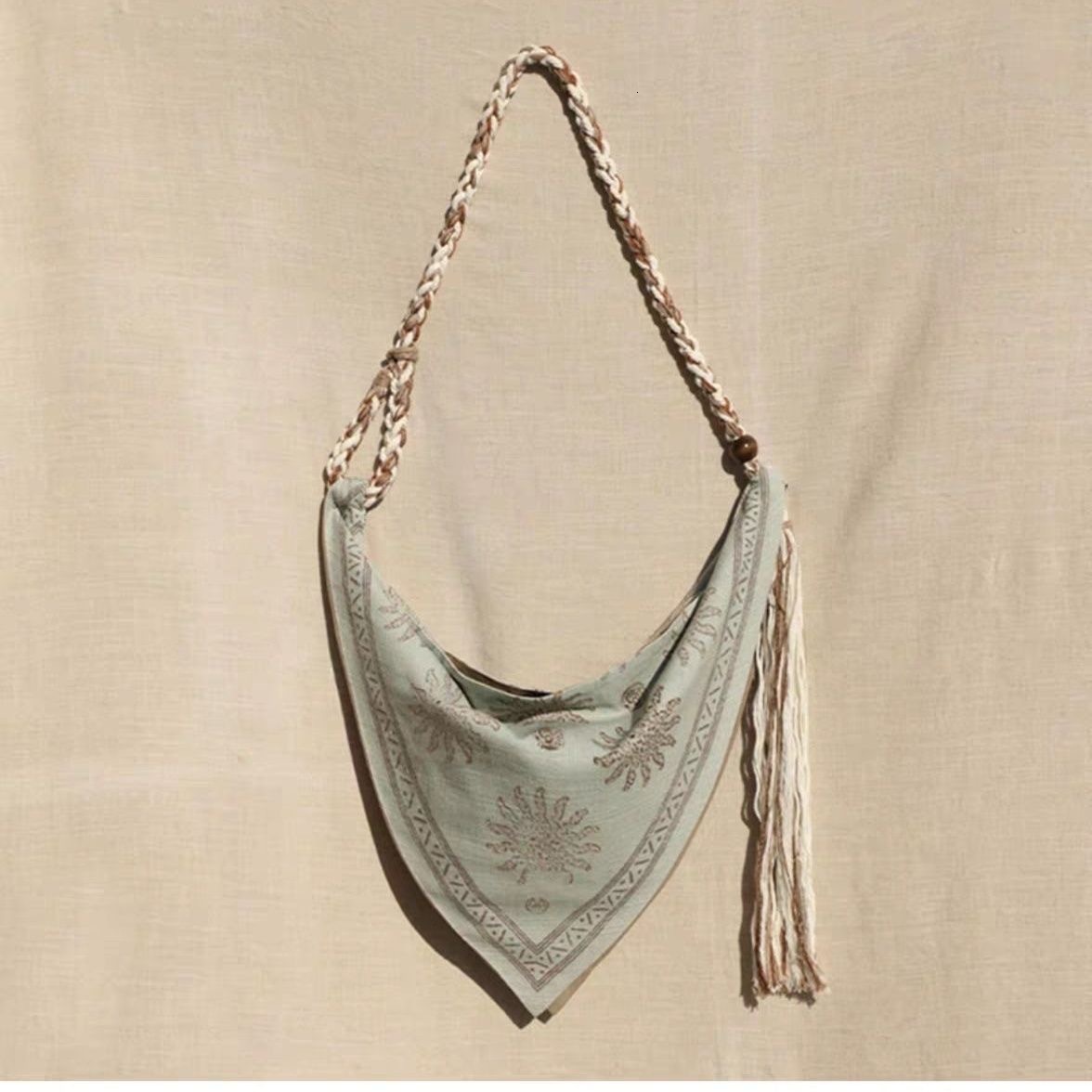 French retro style scarf niche women s shoulder bag commuting design bag beach vacation bag women s crossbody bag autumn new designer bag