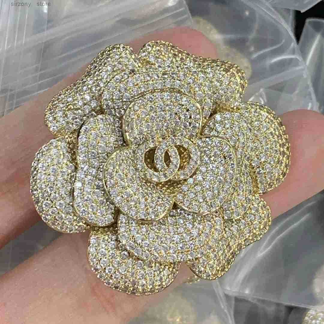 er Brooch Pin with Letter Heart for Womens Clothing Wedding Party and Gift Accessories Z250911