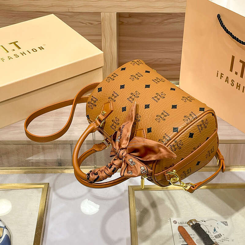 Pillow for Women 2025 Autumn Winter New Bear Pattern Print Fashion Versatile High-end Handheld Crossbody Small Bag