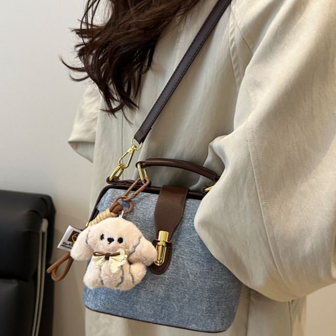 Handmade Retro Style Women s Shoulder Bag design For Commuting Large Capacity Textured Cowhide Women s Crossbody Bag Autumn New Designer Bag