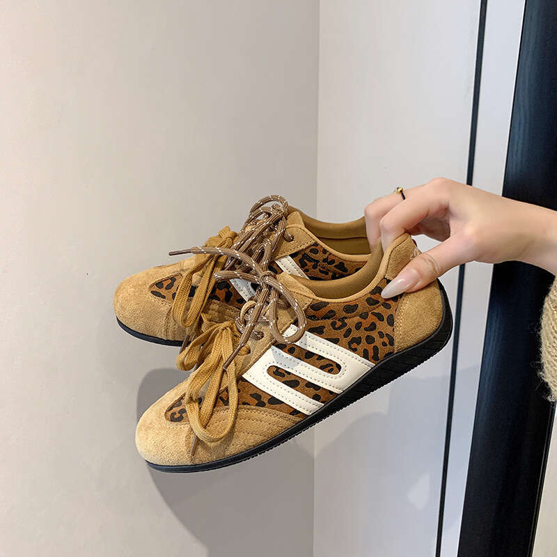 Retro leopard print lace-up D-trainer shoes for women, early autumn 2025 new style, thin sole, inner height-increasing racing shoes, sporty and casual shoes.