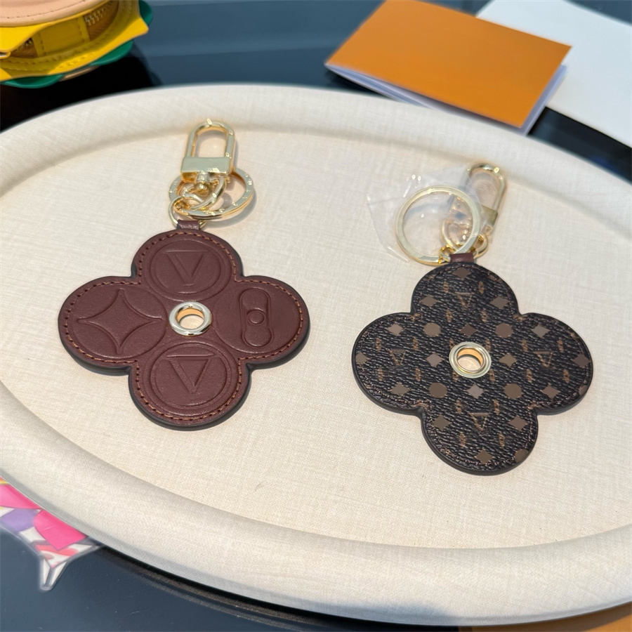 Designer Keychain Lanyards Couples Keychain Fashion Chocolate Floral Pattern Handmade Leather Hanging Rope Men Car Keychain Women Headphone Bag Keychain