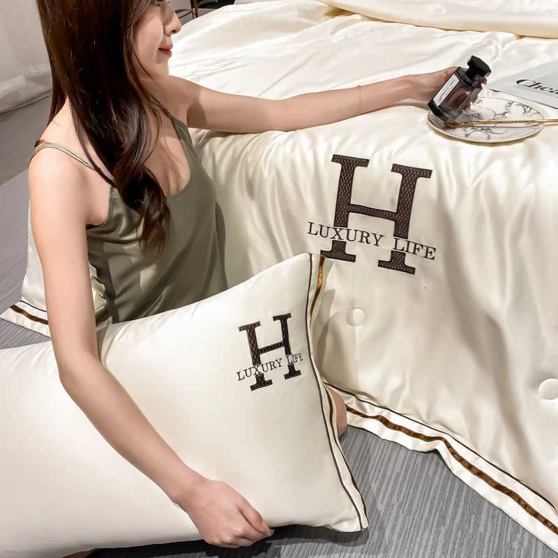 Luxury 100 Washed Silk Summer Quilt Embroidery Smooth Ice Cooling Comforter for Bed Silky Solid Blanket Soft Cool Summer Blanket Y250916